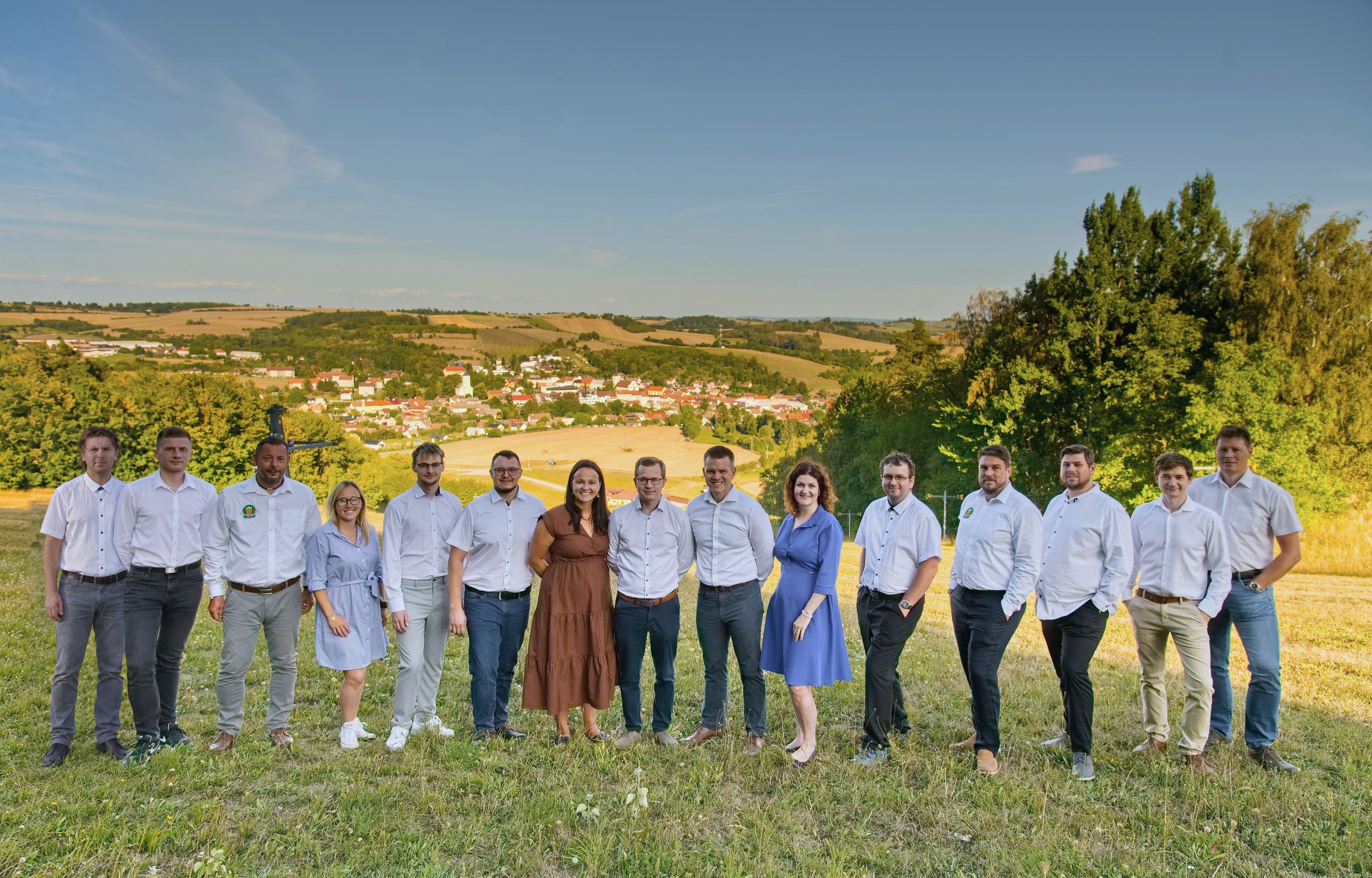 Všech 15 členů týmu PRO OLEŠNICI s výhledem na Olešnici